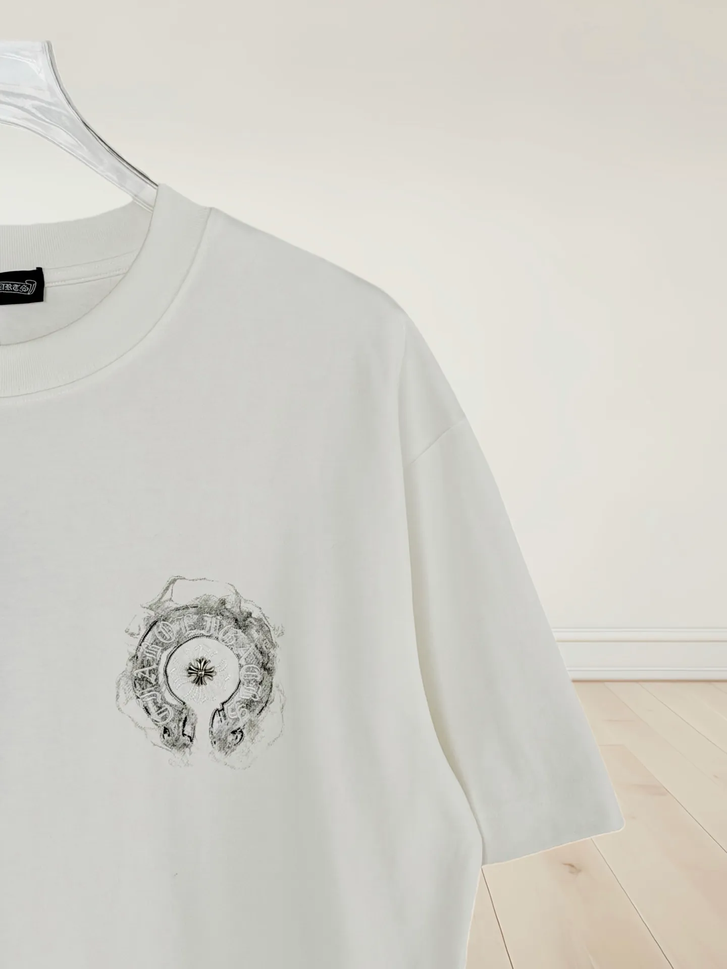 P170 [High Quality] Chrome hearts embroidered front and back printing + embroidered horseshoe brand logo, front and back panels are designed with embroidery + printing + rivet embroidery heavy craftsmanship. High-end customized 32 count 280g fabric. Soft to the touch. Comfortable to wear. Exquisite stitching. Fine workmanship. The upper body effect is incomparably handsome! Same style for men and women 𝐂𝐎𝐋𝐎𝐔𝐑: White Black 𝐒𝐈𝐙𝐄: S-XL Size chart: S: Shoulder width 51-Bust 55-Length 70 M: Shoulder width 53-Bust 57-Length 72 L: Shoulder width 55-Bust 59-Length 74 XL: shoulder width 57-bust 61-length 76